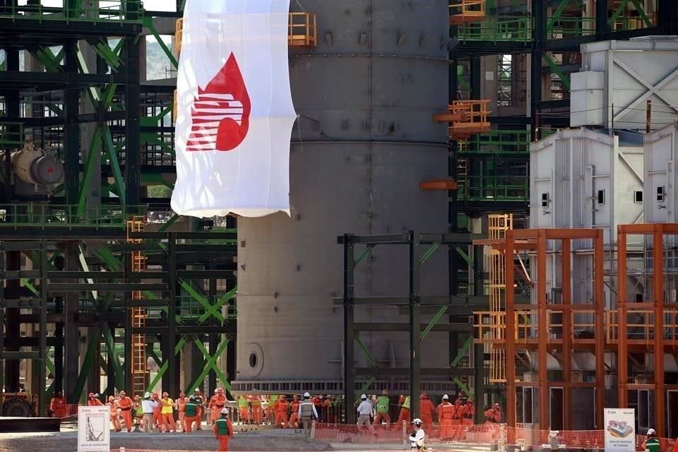 Presionan a Sheinbaum desde EU por millonaria deuda de Pemex