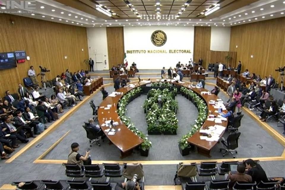 INE impone “multitas” a 177 candidatos por uso de acordeones ilegales