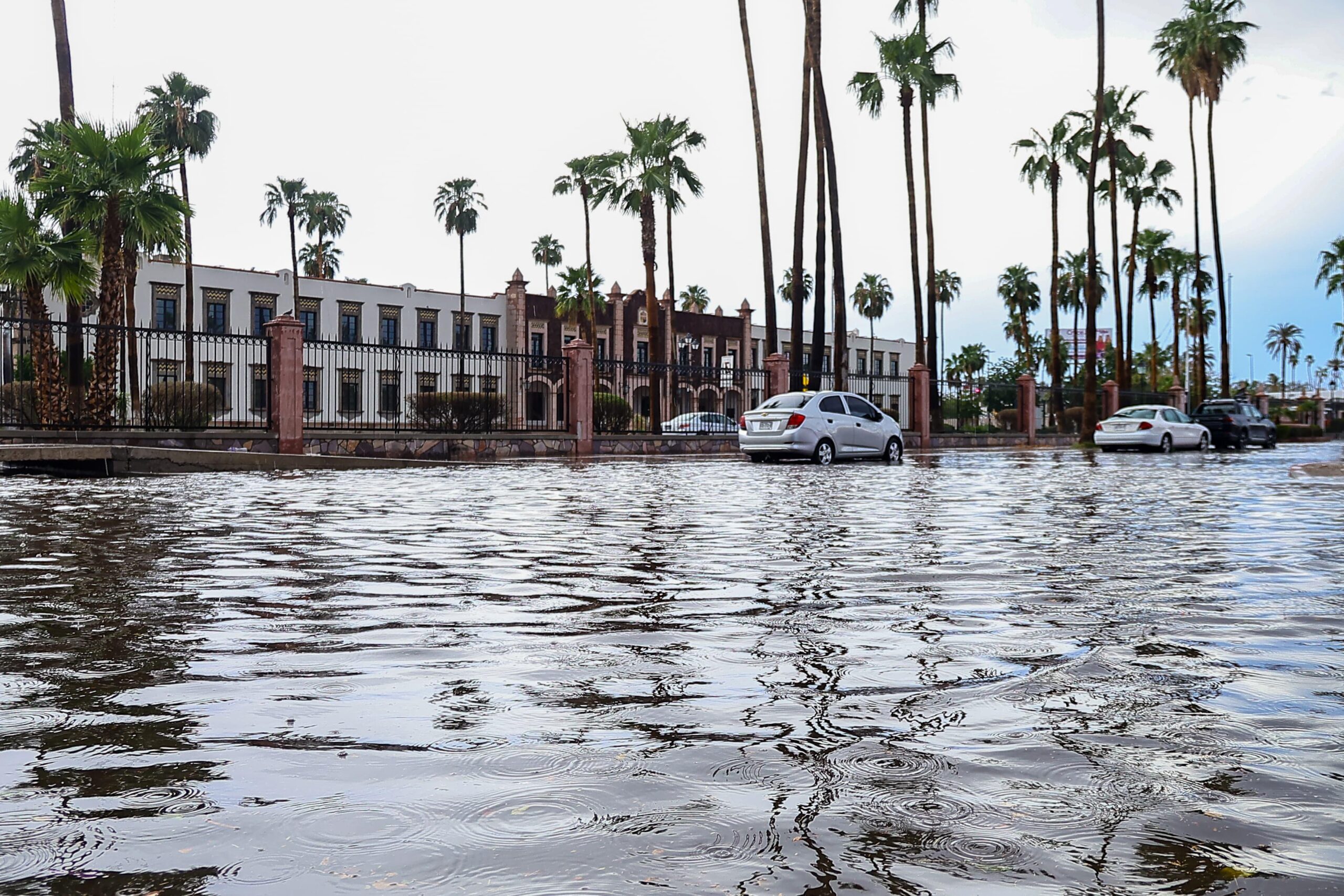Cierran vialidades con riesgo de colapso tras lluvias históricas en Hermosillo