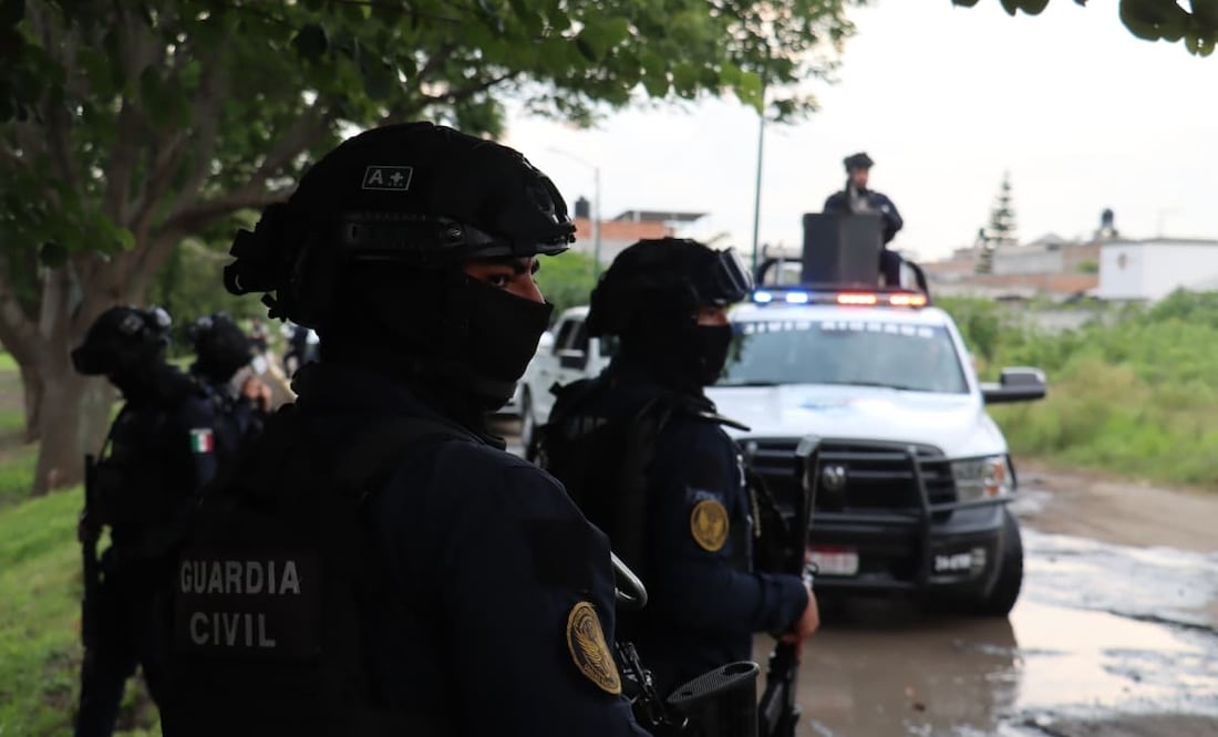 CJNG secuestra a dos policías en Michoacán; fuerzas federales los rescatan y detienen a tres