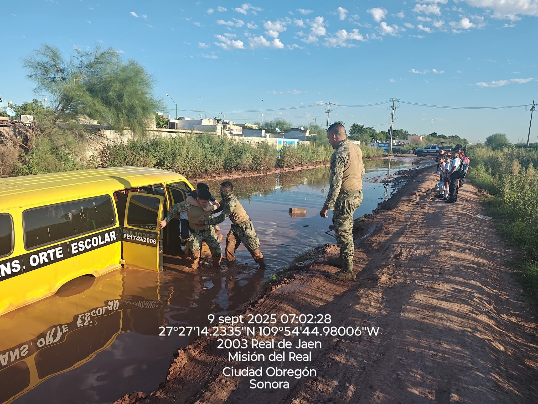 Chofer escolar se mete a zona inundada y Marinos rescatan a 10 menores
