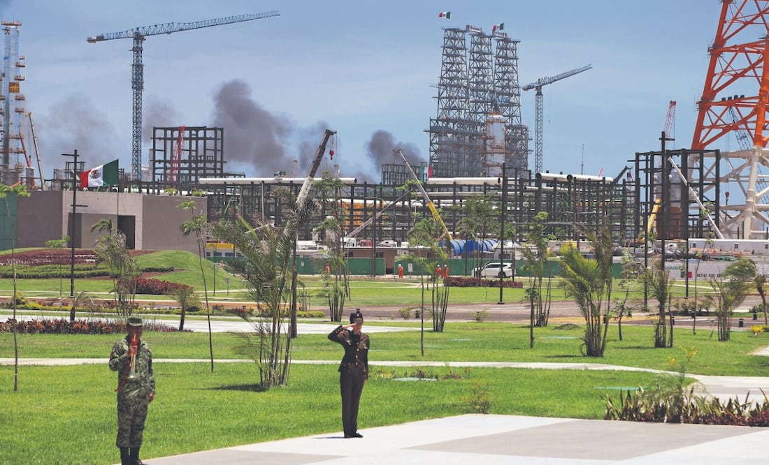 Huachicoleros sobornaron a marinos en Dos Bocas para robar combustible, revela informe militar