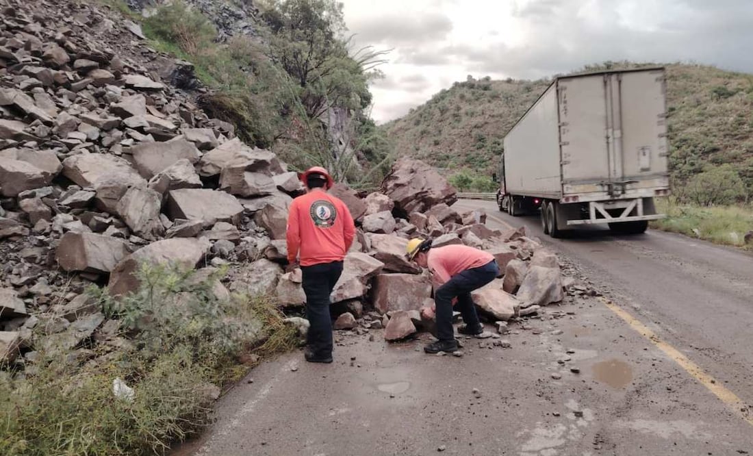 Lluvias dejan deslaves, cierres de carreteras e inundaciones en varios municipios de Sonora