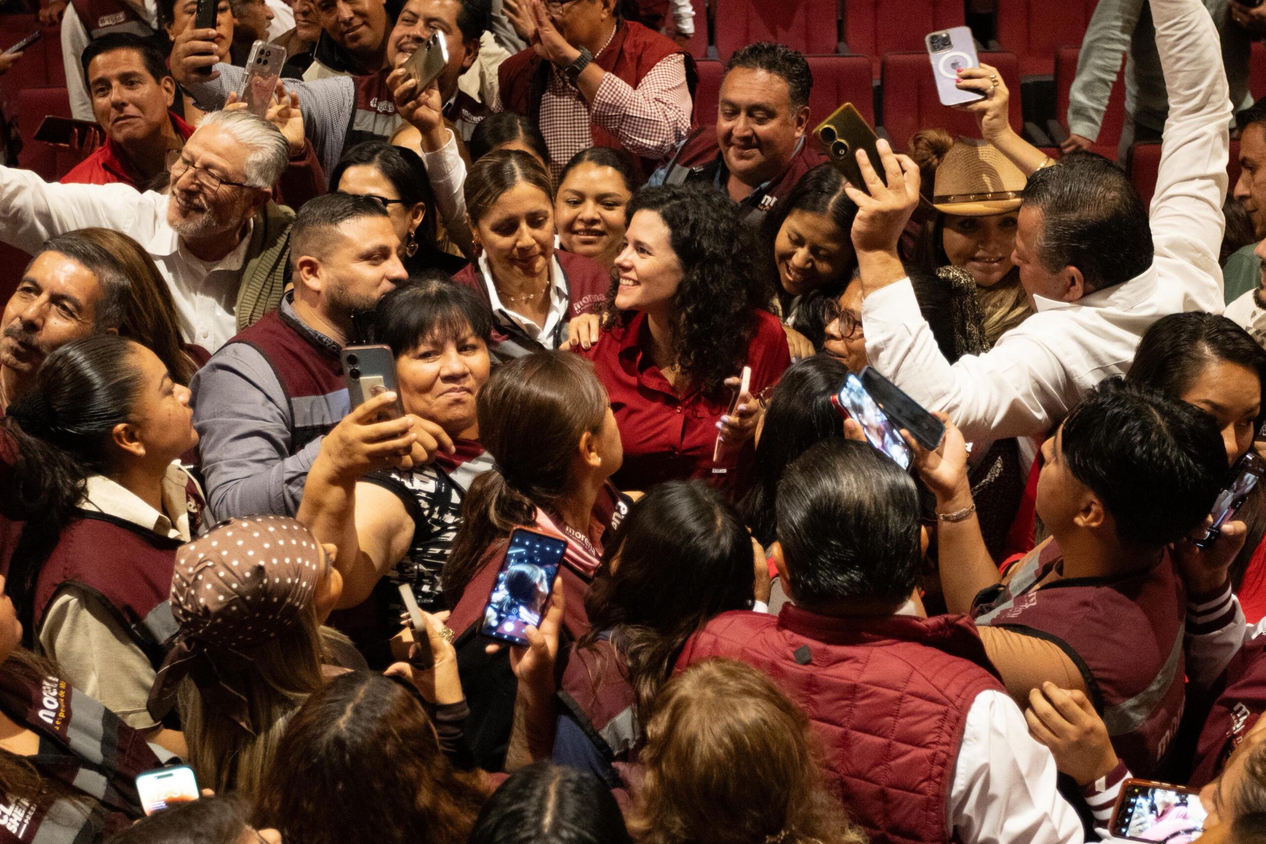 La visita coreografiada de Luisa Alcalde en Celaya desata polémica