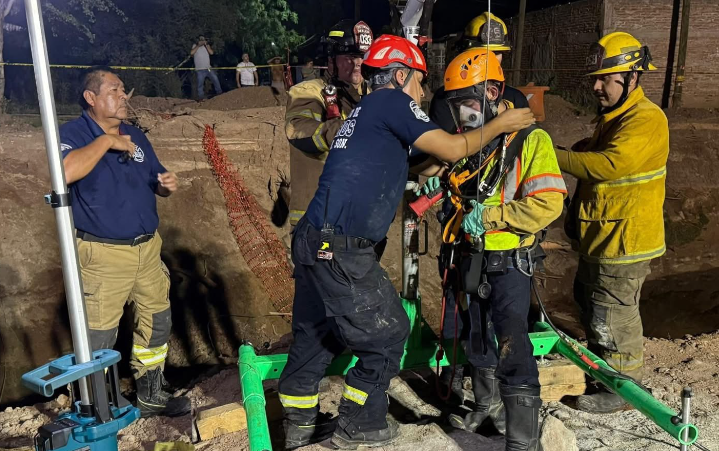 Tres trabajadores mueren y uno resulta herido tras caer a alcantarilla en Obregón