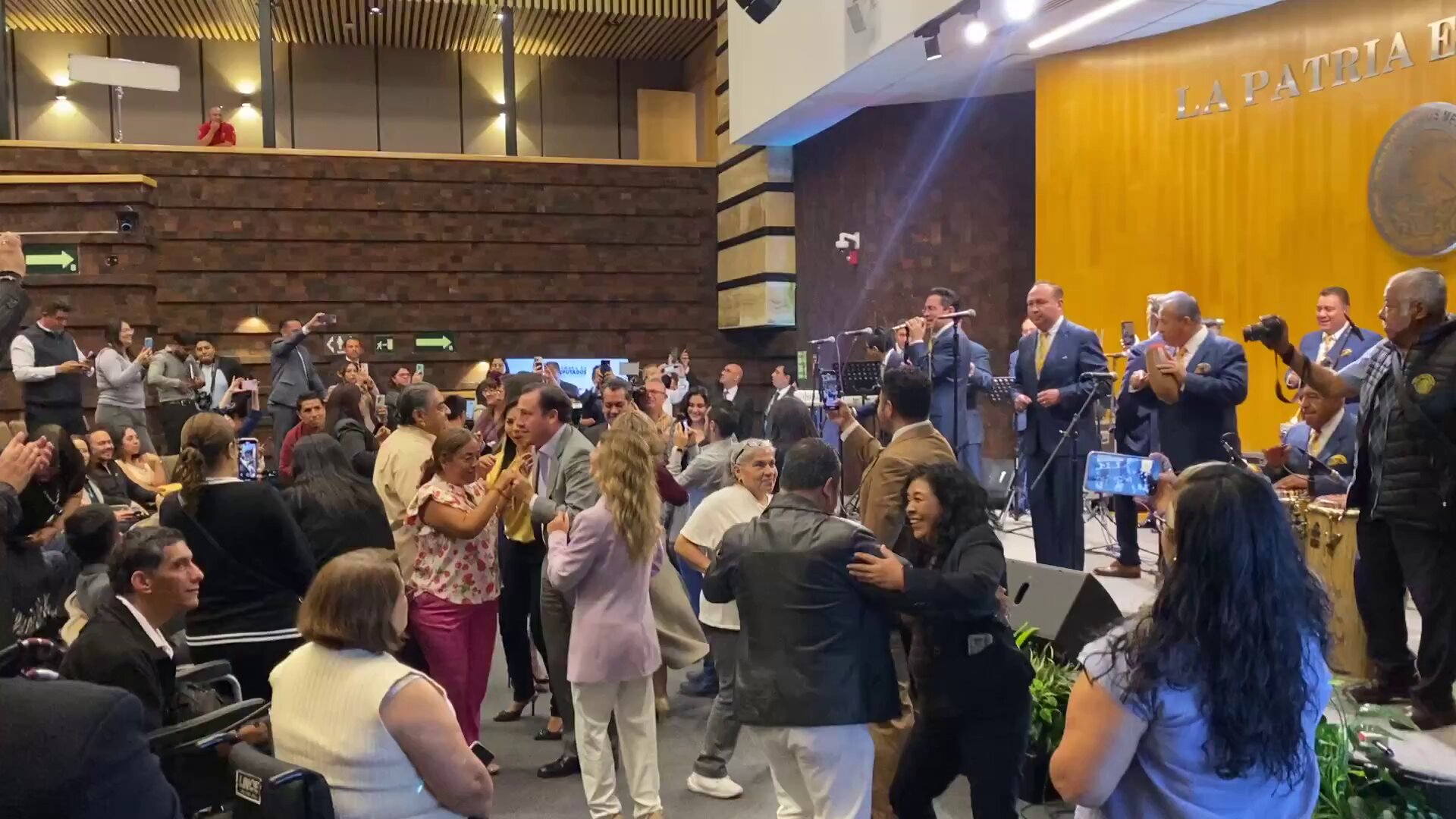 Explotan las redes por la celebración morenista a la Sonora Santanera en plena crisis nacional