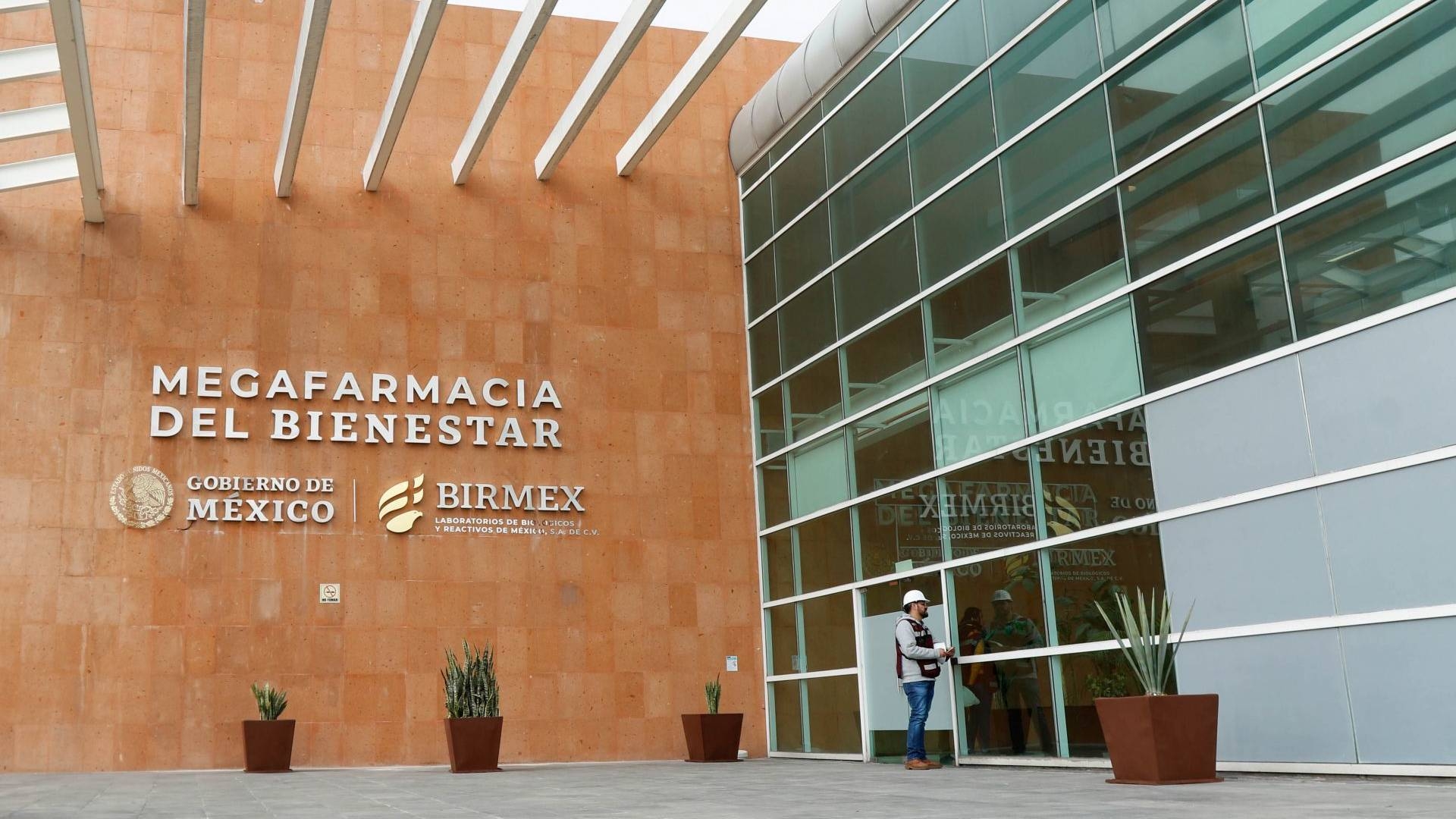 Desaparece SHCP información clave sobre costos de la Megafarmacia