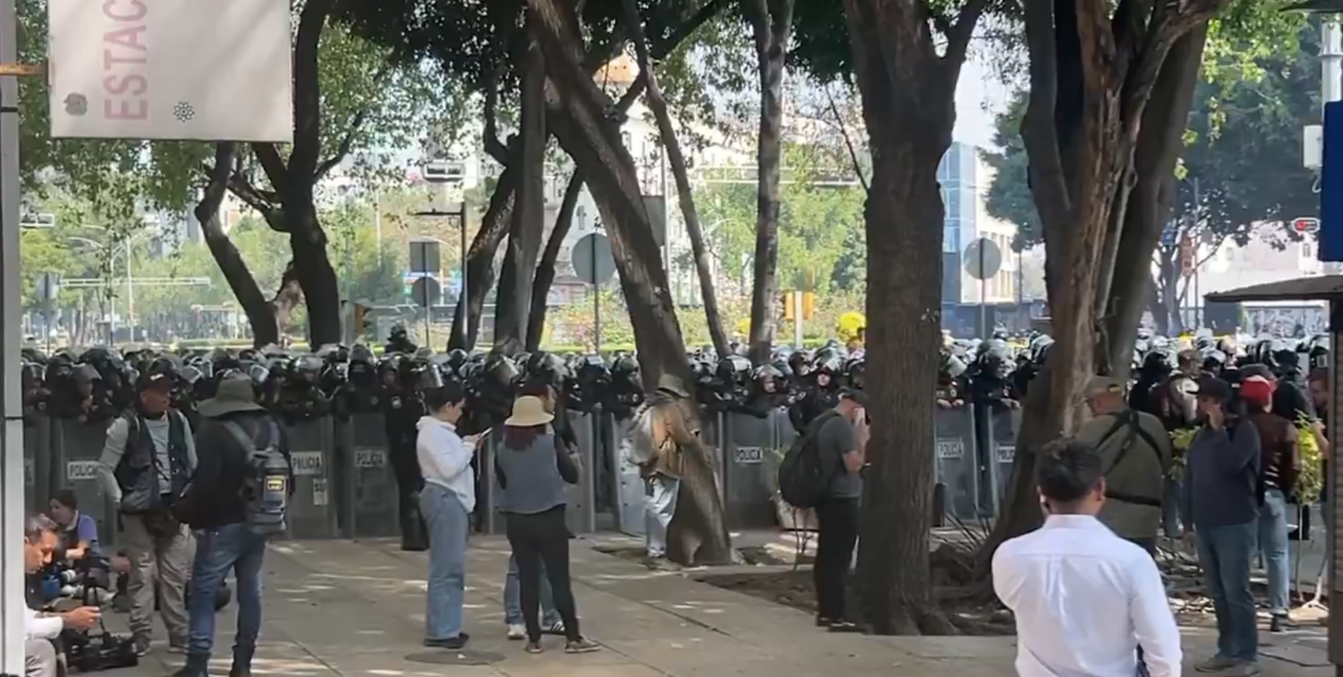 Despliegan a 300 antimotines para frenar a manifestantes de la Generación Z rumbo al Zócalo