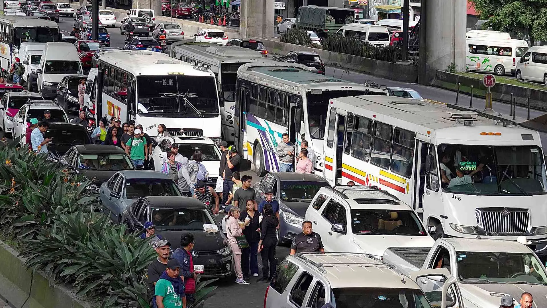 Caos vial en el país por protestas de transportistas y agricultores