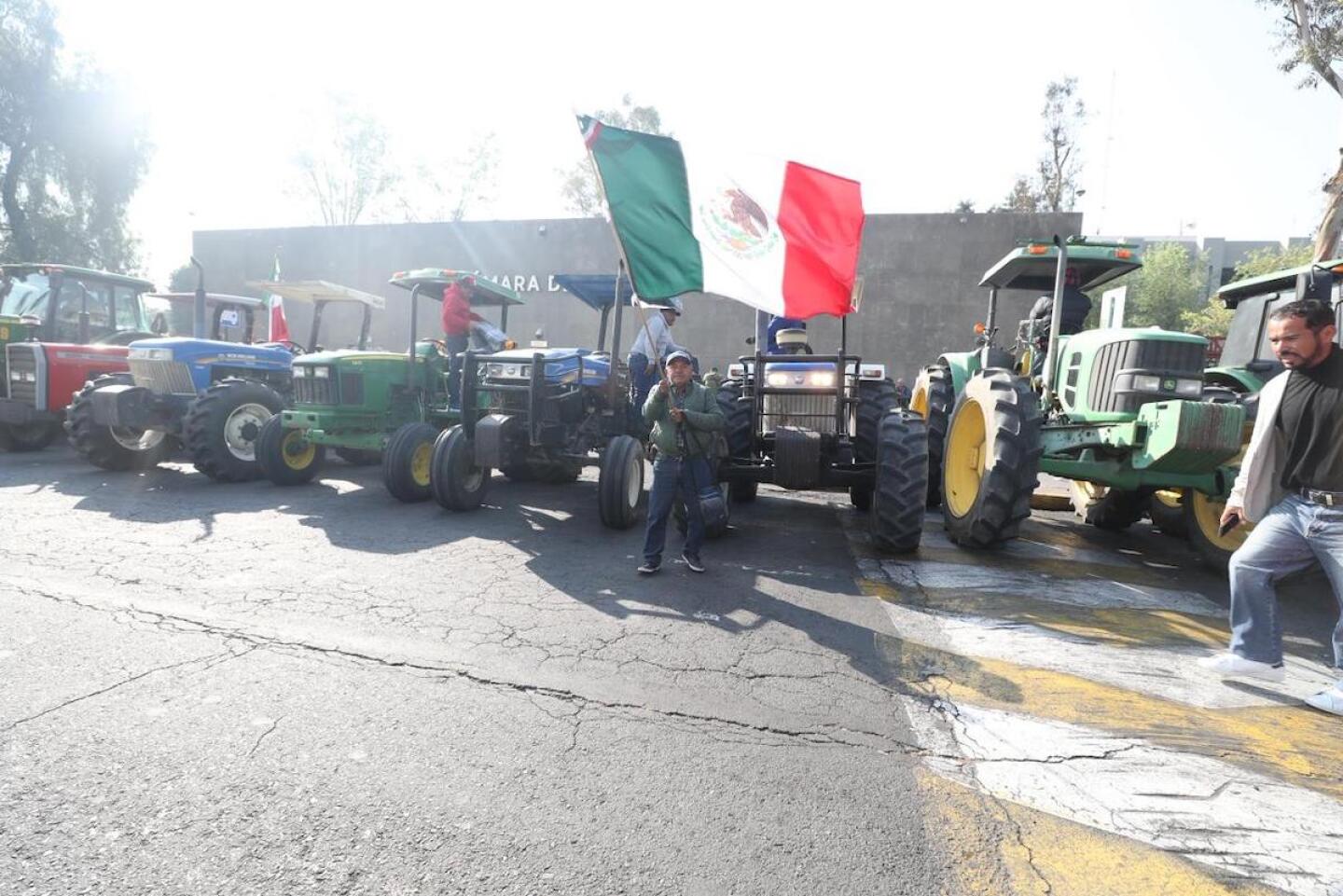 Productores se retiran de San Lázaro… pero bloqueos continúan en todo el país