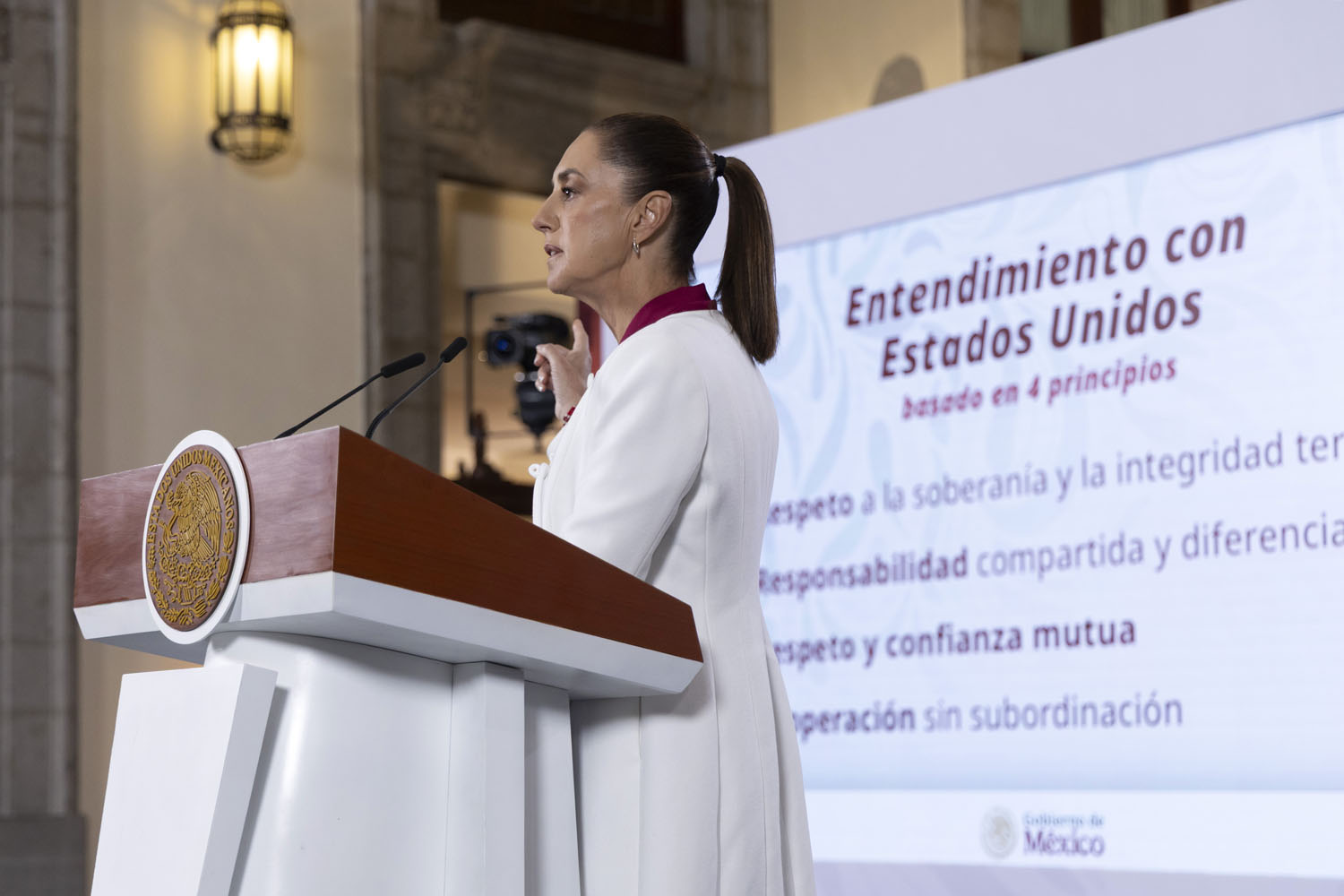 Gobierno de Sheinbaum se endeuda por 9 mil millones de dólares en su primera salida a mercados