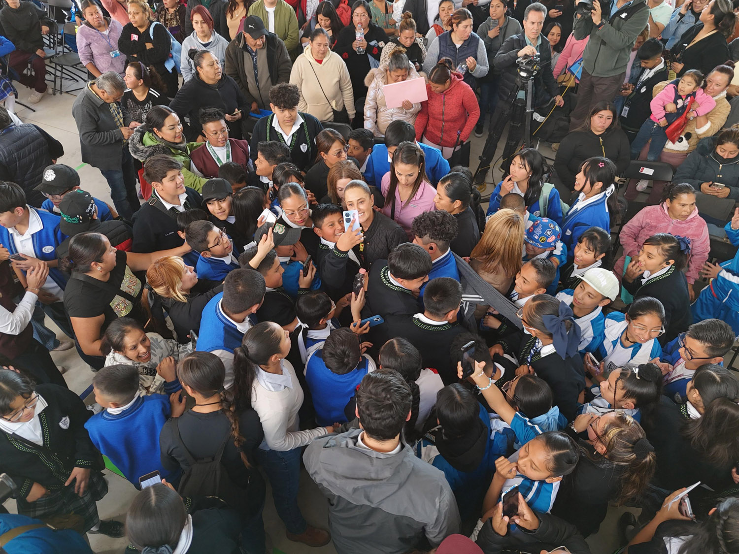 Sheinbaum reparte becas a menores y los llama a defender la Cuarta Transformación
