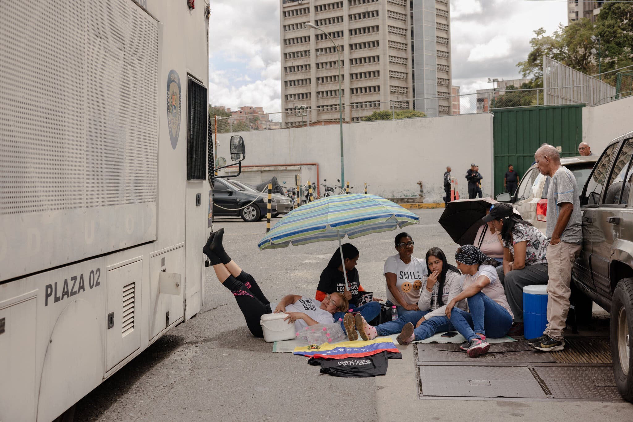 Familias duermen fuera de cárceles en Venezuela para buscar a presos políticos desaparecidos