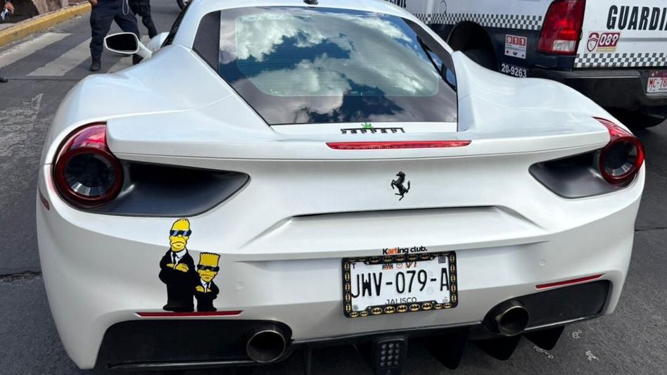 Cae pareja en Morelia con Ferrari robado en EU; el auto de lujo llevaba placas de Jalisco