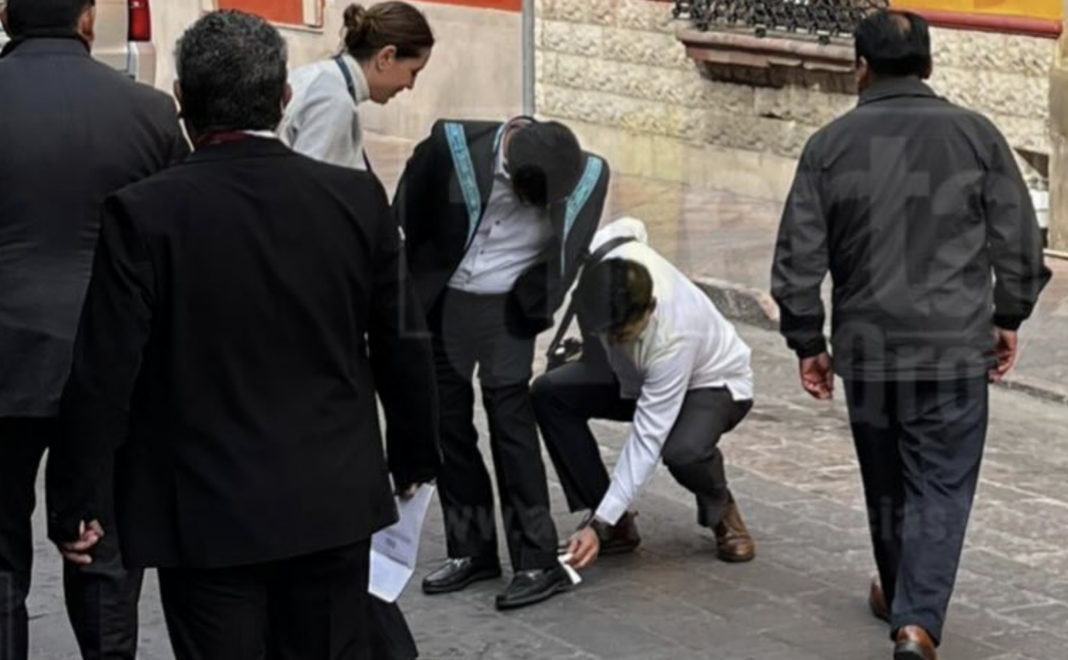 Captan a ministro presidente de la SCJN mientras colaboradores limpian su calzado en Querétaro