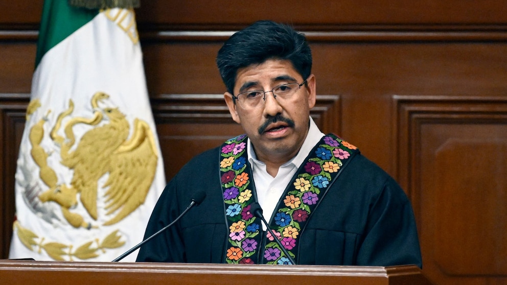 Descubre quién es la mujer que limpia zapato de Hugo Aguilar