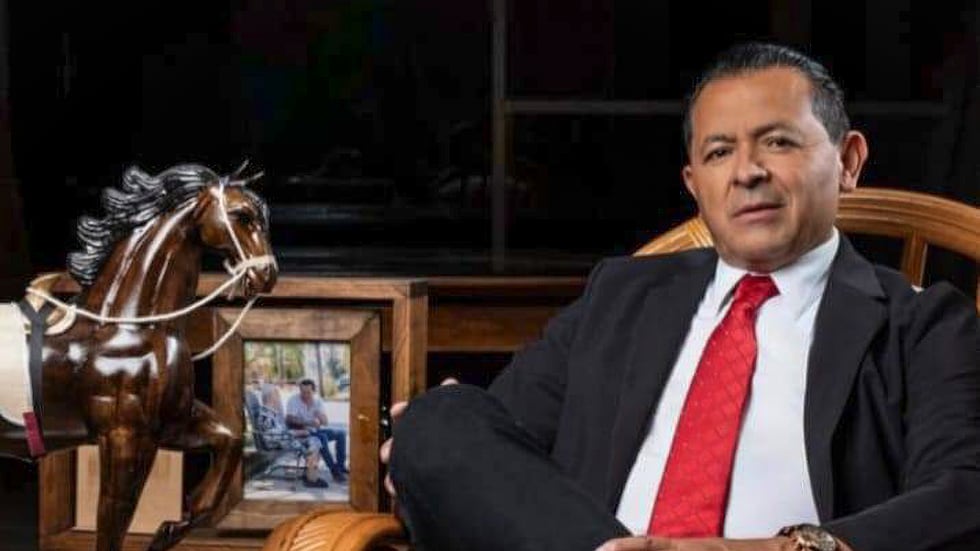 Empresario Pedro Segura canta tema dedicado a “El Mencho” en fiesta masiva y desata críticas