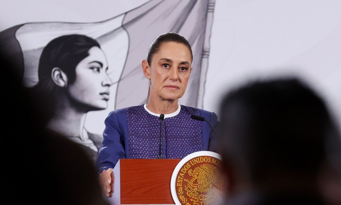 Mujer en ventana del Palacio Nacional provoca polémica y cuestionamientos al Gobierno