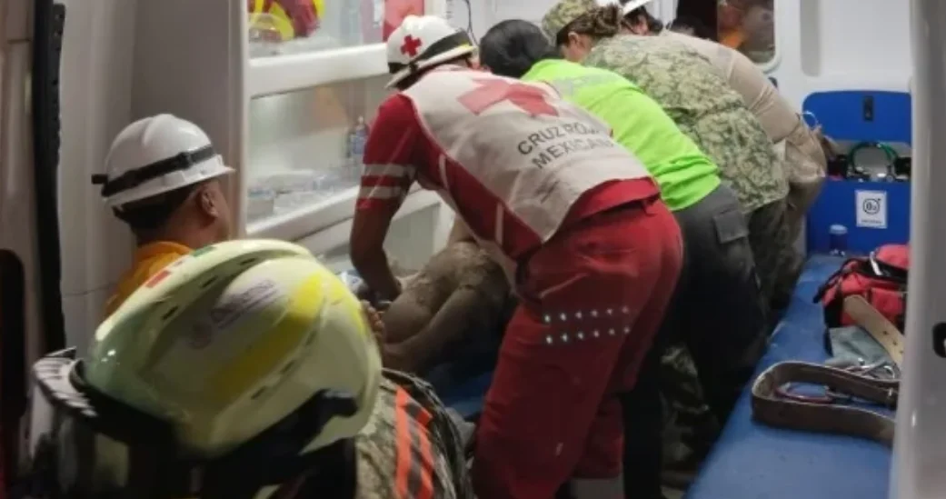 Rescatan con vida a minero tras más de 100 horas atrapado en Sinaloa; aún quedan tres bajo tierra