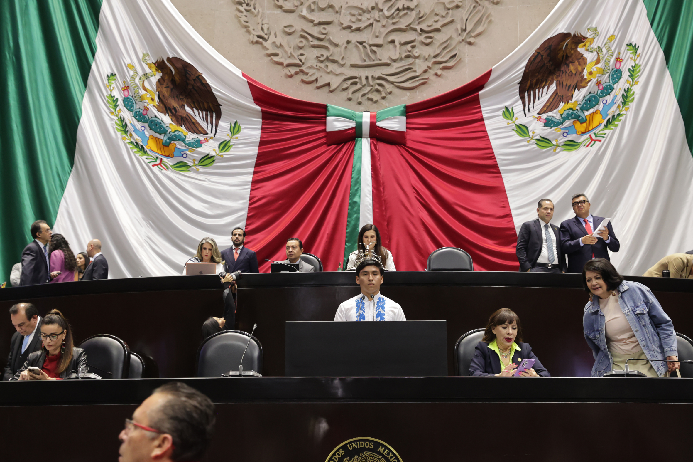Diputados acumulan menos de 42 horas de sesiones en mes y medio y desatan críticas en redes