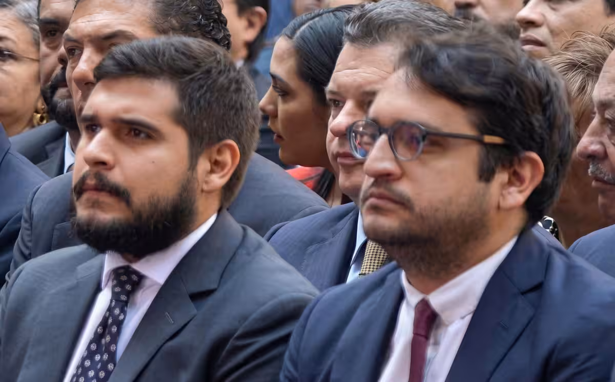 Revelan presunta red de contratos millonarios ligada a limpieza gubernamental y entorno de López Obrador