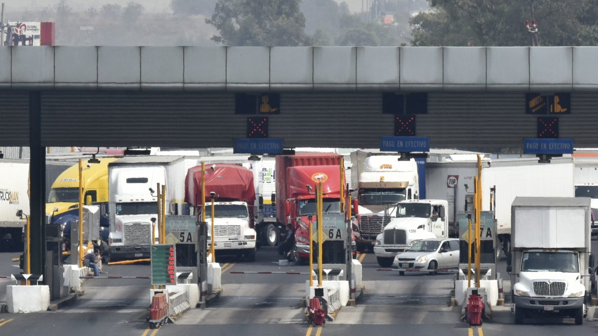 Transportistas desatan cierre en la México-Toluca; sistema poncha llantas bloquea acceso a CDMX