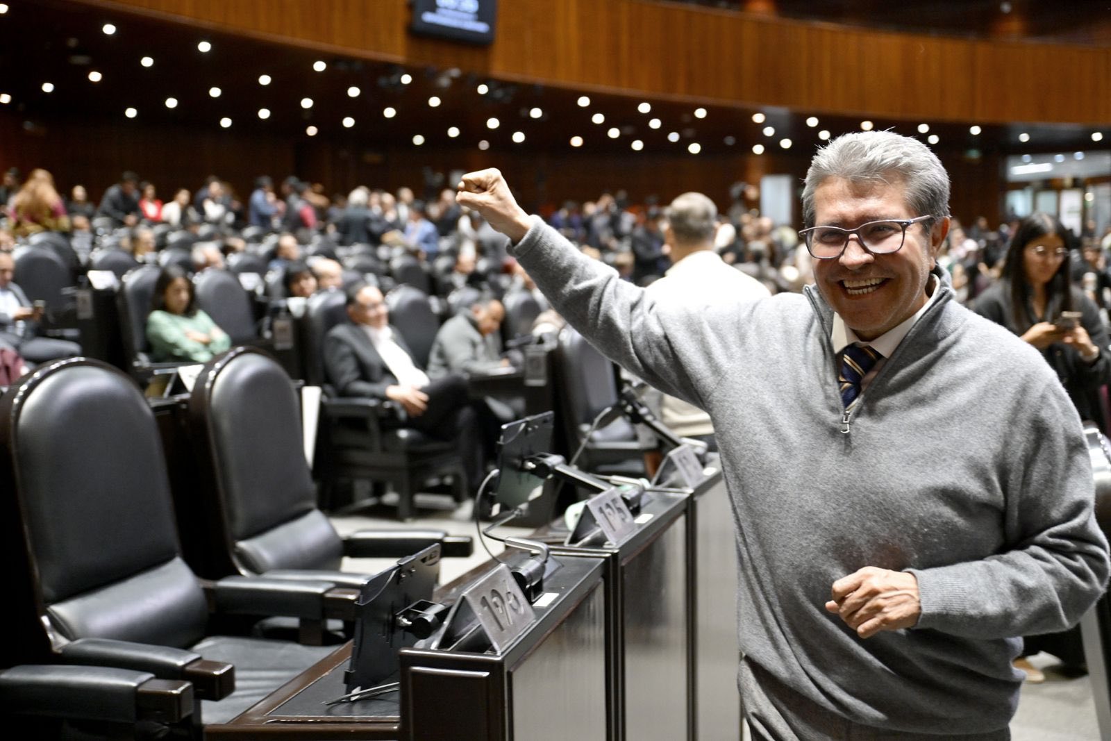 MC rompe el guion y se suma a Morena para aprobar el Plan B en San Lázaro